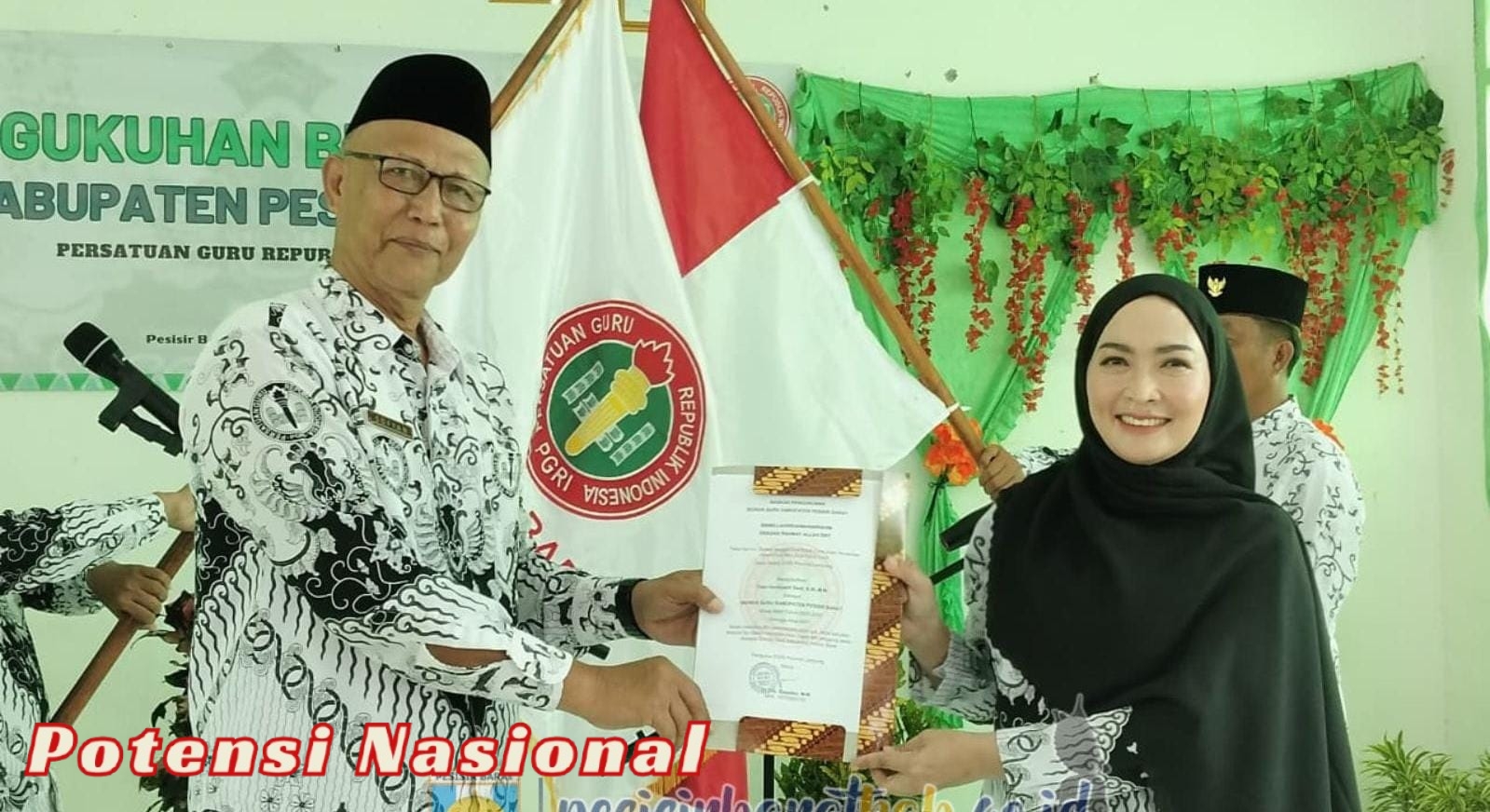 Dian Hardiyanti Dedi Resmi Dikukuhkan sebagai Bunda Guru Kabupaten Pesisir Barat