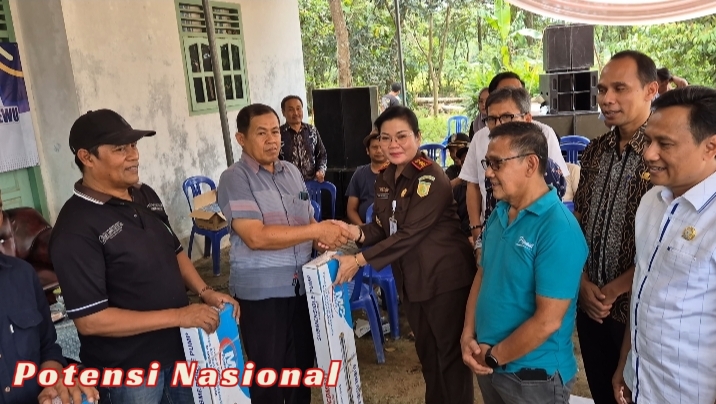 Kejari Pringsewu Fasilitasi Penyerahan Bantuan CSR Perpadi untuk Petani Mitra Adhyaksa