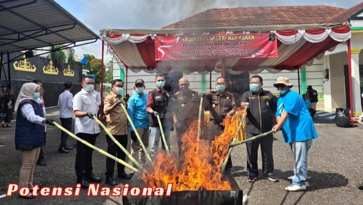 Kejari Way Kanan Musnahkan Barang Bukti 20 Perkara Pidana Umum yang Telah Berkekuatan Hukum Tetap