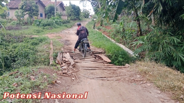 Jembatan Penghubung Pekon Pamenang Rusak Parah, Warga Minta Pemkab Turun Tangan