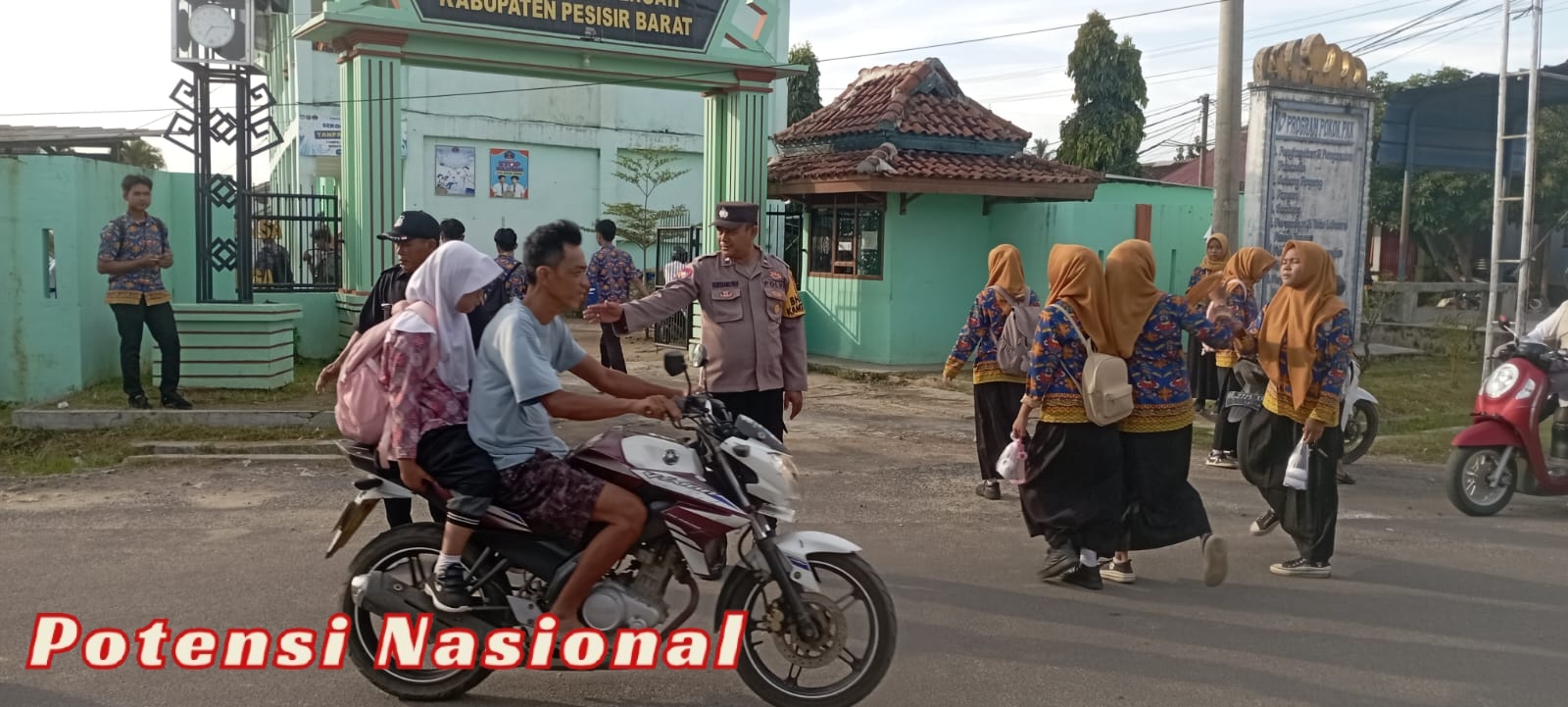 Bhabinkamtibmas Polsek Pesisir Tengah Amankan Titik Rawan Laka dan Kawasan Sekolah
