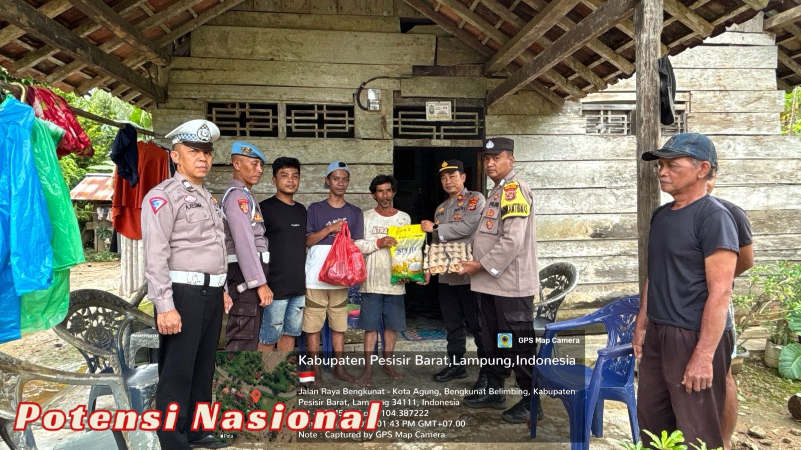 Polsek Bengkunat Bersihkan Rumah dan Salurkan Bantuan untuk Korban Banjir di Pekon Pemerihan