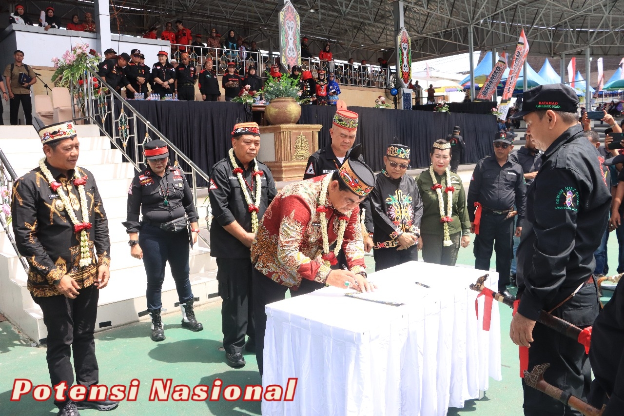 Polres Barito Utara Dukung Pelestarian Adat Dayak pada Pelantikan Batamad