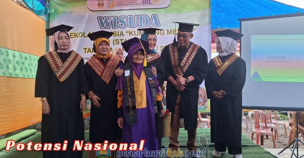 Staf Ahli Bupati Sri Agustini Hadiri Wisuda Lansia Di Padang Raya.