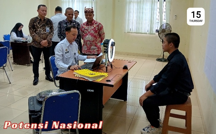 BUPATI PRINGSEWU TINJAU PROSES PEMBUATAN PASPOR PESERTA MAGANG KE JEPANG