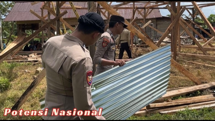 Personel Polsek Bengkunat Gotong Royong Bangun Mushola di Pekon Way Haru