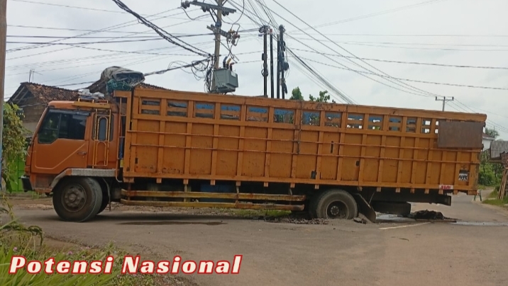 Truk Fuso Diduga Over Tonase Rusak Jalan Pekon Bumi Arum, Warga Desak Penindakan Tegas