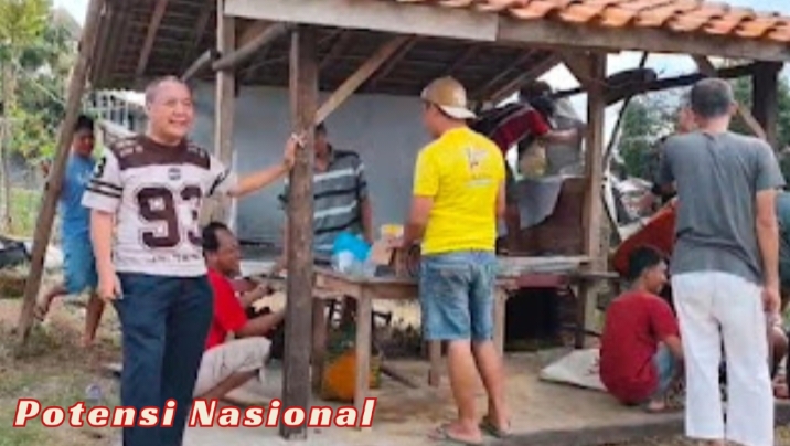 Warga Tiuh Balak Pasar Gotong Royong Perbaiki Gardu Ronda, Camat Turut Berbaur