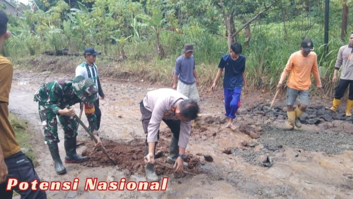 TNI, POLRI, dan Warga Gotong Royong Perbaiki Jalan Penghubung Kasui–Banjit