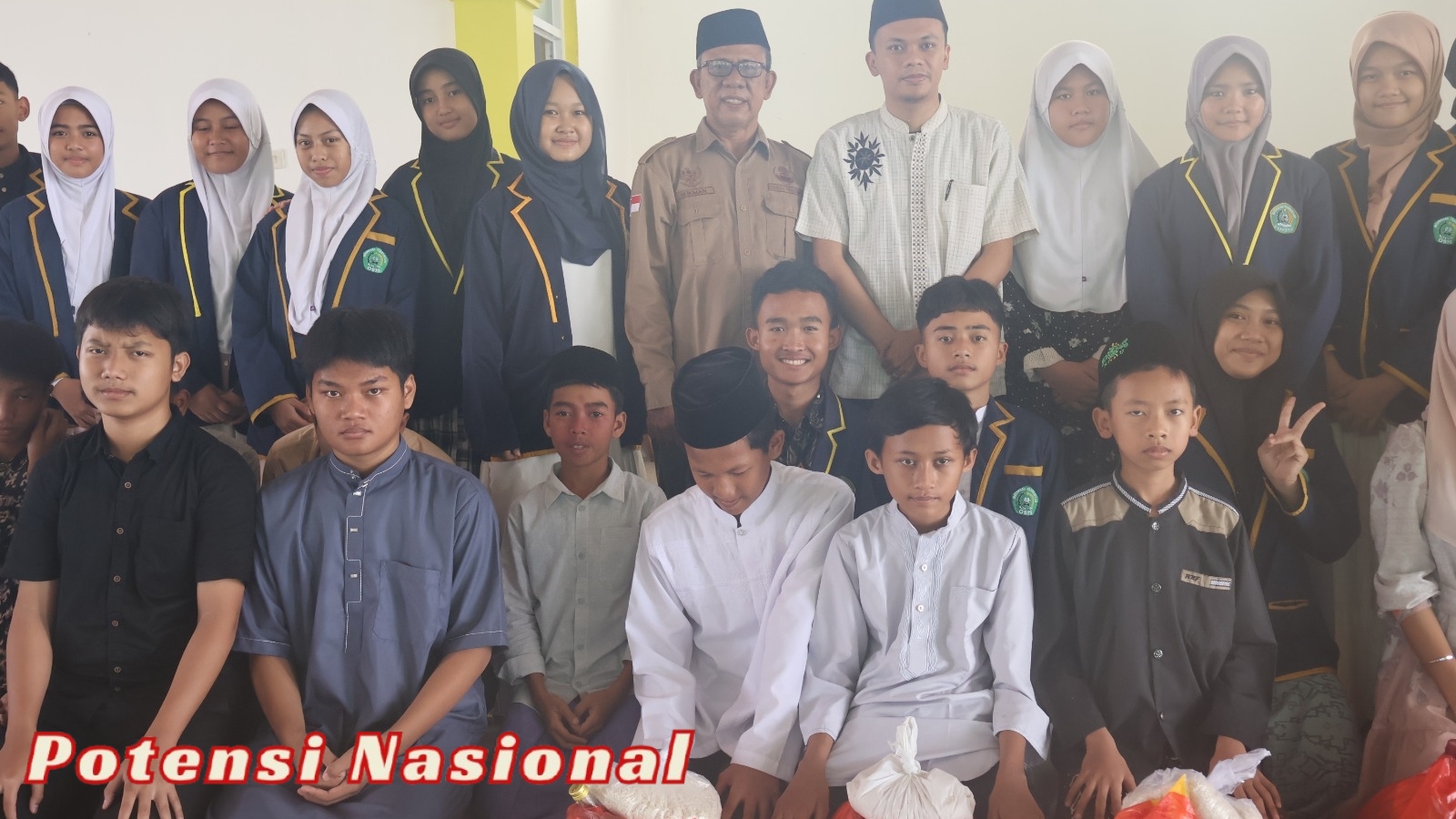 Semarak Ramadhan, MTsN 1 Pringsewu Gelar Program “Matsansa Berbagi” Salurkan 90 Paket Bantuan