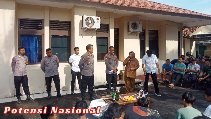 Polsek Pringsewu Kota Beri Pembinaan Remaja Diduga Hendak Tawuran, Senjata Tajam hingga Molotov Diamankan