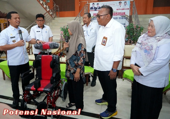 Bupati Pringsewu Serahkan Bantuan ATENSI Kemensos RI