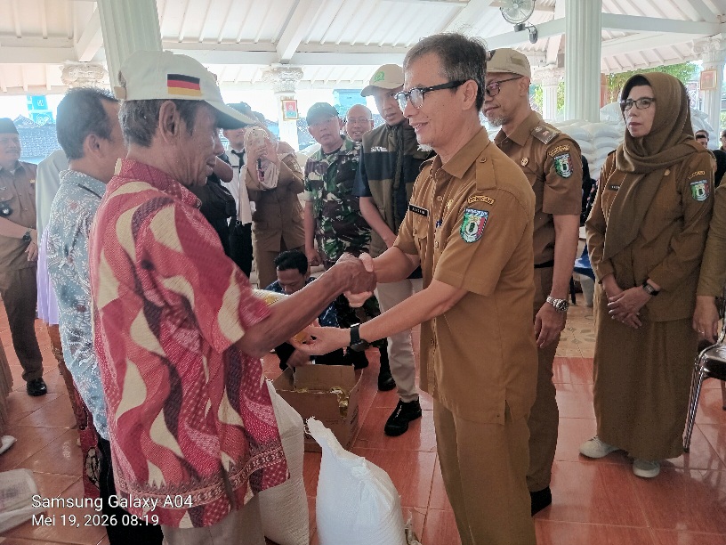 Pemkab Pringsewu Salurkan Bantuan Pangan Di Wonodadi