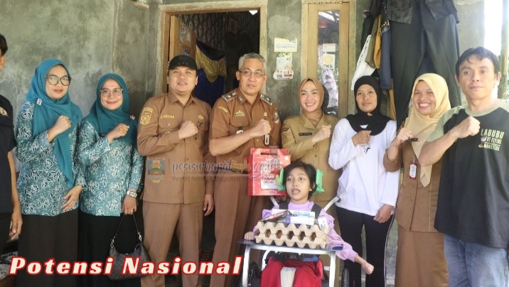 Wujudkan Kepedulian Nyata Ketua TP-PKK Pesibar Serahkan Kursi Roda Khusus Untuk Anak Disabilitas
