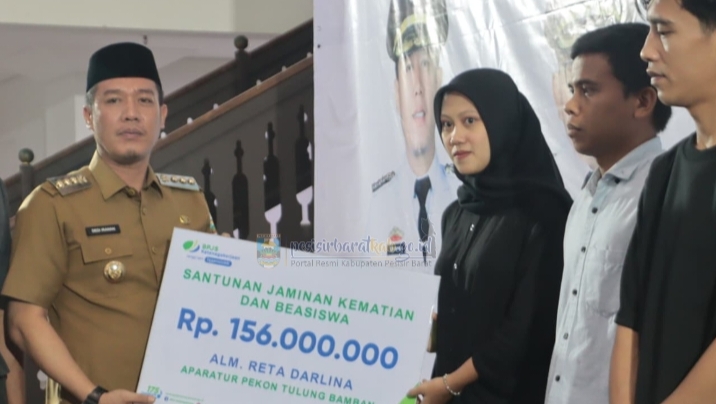 Bupati Pesibar Resmikan Sosialisasi Dan Serahkan Manfaat Jaminan Sosial Ketenagakerjaan Bagi Peratin Dan Perangkat Pekon