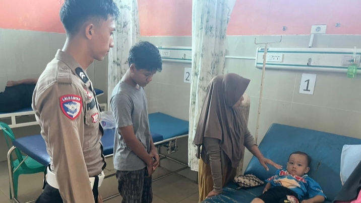 Aksi Heroik, Dua Personel Polres Pesibar Selamatkan Balita Yang Tenggelam 