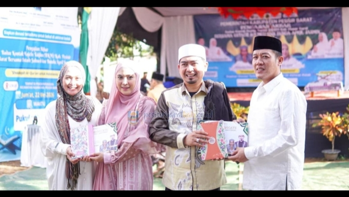 Bupati Pesibar Hadiri Pengajian Rutin BKMT, Lantik Ketua BKMT Kecamatan Ngaras Dan Serahkan Bantuan Untuk Anak Yatin Serta Duafa