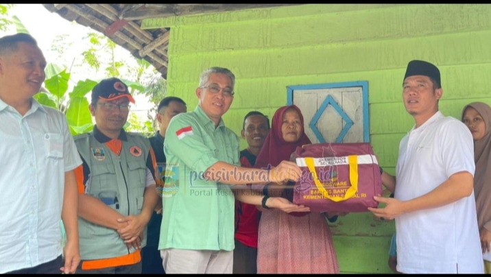 Bupati Pesibar Serahkan Bantuan Pascabencana Kepada Warga Terdampak Banjir Di Pasar Krui 