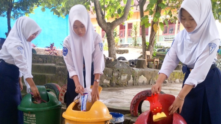 Wujudkan Sekolah Adiwiyata, SMPN 2 Pardasuka Perkuat Budaya Peduli Lingkungan