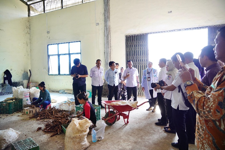 Staf Ahli Menteri Koperasi Kunjungi Senmoc Pringsewu