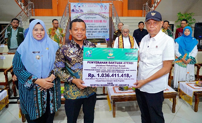 Kunjungi Pringsewu, Wakil Menteri Sosial RI Serahkan Bantuan ATENSI