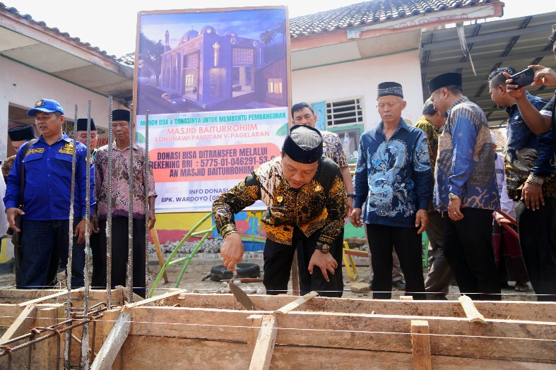 Bupati Pringsewu Letakkan Batu Pertama Renovasi Masjid Baiturrohim Panutan