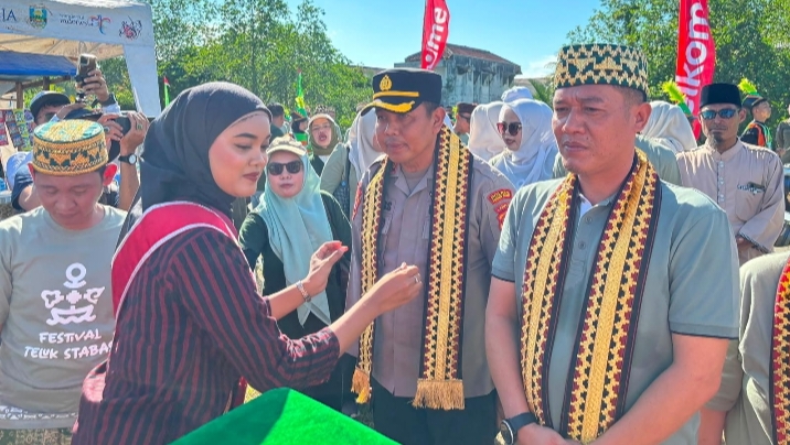 Wakapolres Pesibar Hadiri Pembukaan Festival Teluk Stabas 2026.