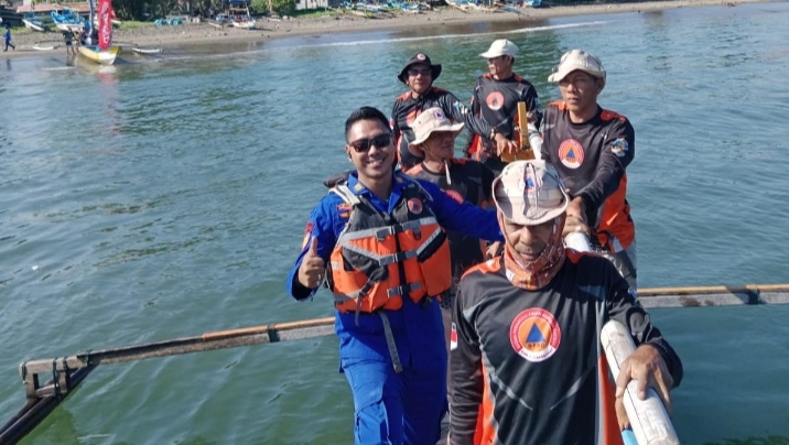Polres Pesisir Barat Terjunkan Sat Polairud Saat Lomba Dayung Di Perairan Teluk Setabas Kabupaten Pesisir Barat