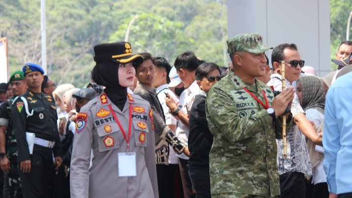 Kapolres Pesibar Pimpin Pengamanan VVIP Saat Kunjungan Presiden RI Di Kabupaten pesisir Barat. 