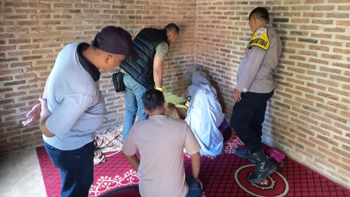 Polisi Oleh TKP, Pria Tanpa Identitas Ditemukan Meninggal di Kontrakan Rejosari, Diduga Akibat Sakit