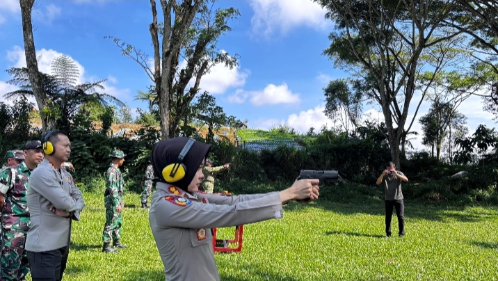Peringati Hut Polri Ke-80 Polres Pesibar Dan Kodim 0422/Lampung Barat Gelar Lomba Menembak Bersama. 
