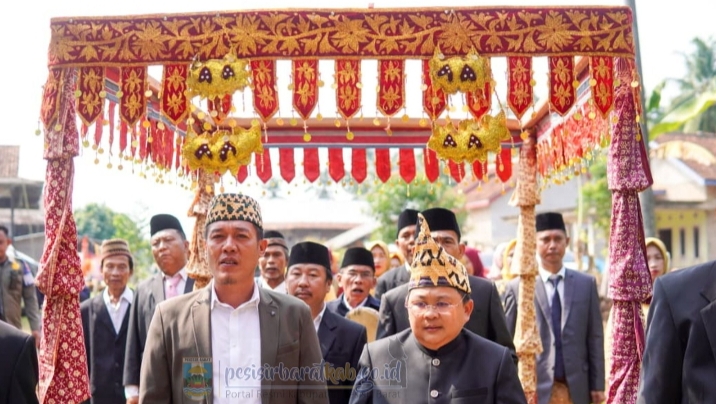 Bupati Pesibar Hadiri Pengukuhan Arlin Agus Saputra Sebagai Raja Setia Muda Di Bangkunat    