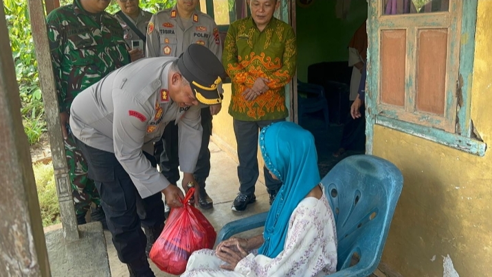 Hari Bhayangkara ke 80, Kapolres Salurkan Bansos Kepada Warga Lansia di Sriwijaya
