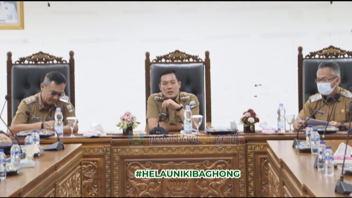 Bupati Pesibar Pimpin Rapat Tim Optimalisasi PAD Dan Pengawasan Perizinan Perkuat Kemandirian Fiskal Daerah 