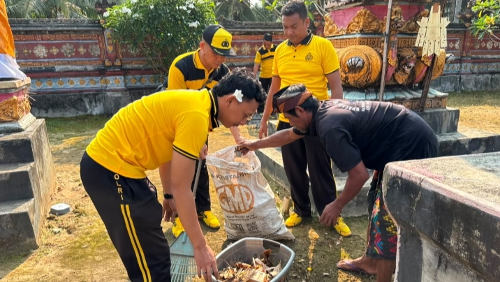 Polsek Ngaras Gelar Bakti Religi di Pura Kerta Yoga, Wujudkan Toleransi dan Semangat Gotong Royong Jelang HUT Bhayangkara ke-80