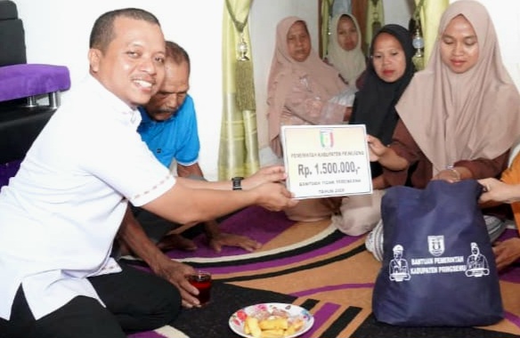 Bupati Pringsewu Serahkan Bantuan Korban Tenggelam Dan Kebakaran Di Banyumas Dan Pantura