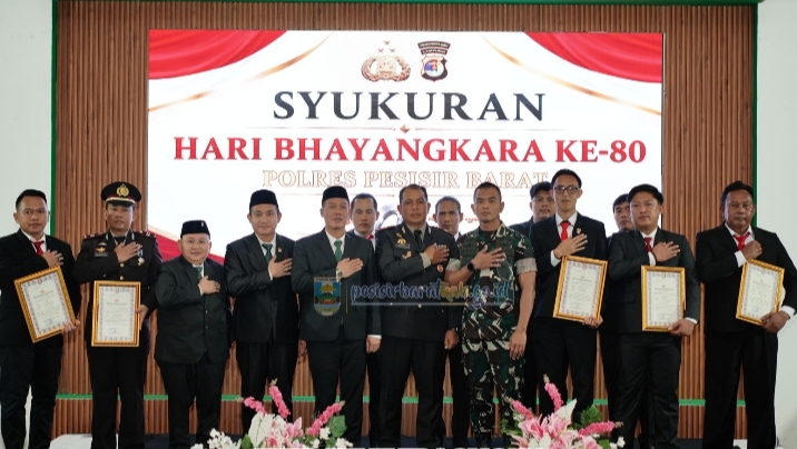 Bupati Pesisir Barat Hadiri Syukuran Hut Bhayangkara Ke-80, Ajak Perkuat Kebersamaan Dan Tingkatkan Pelayanan Kepada Masyarakat. 
