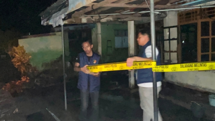 Rumah Dan Warung Sembako Di Pekon Fajar Bulan Terbakar, Polres Pesisir Barat Lakukan Olah TKP. 