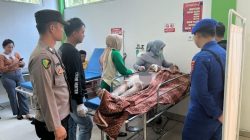 Gabungan Personel Polres Pesibar Lakukan Penanganan Korban Tenggelam Di Pantai Way Karuwi. 