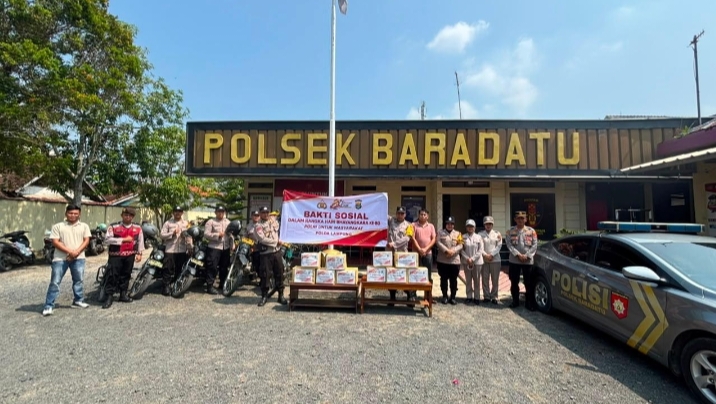 Sambangi Warga, Polsek Baradatu Salurkan Bansos Hari Bhayangkara ke-80