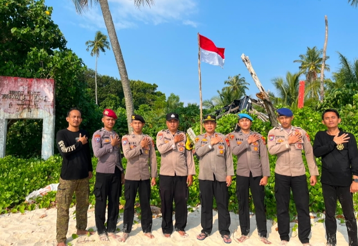 Polsek Ngaras Patroli Pulau Terluar Batu Kecil, Kibarkan Merah Putih dan Pastikan Wilayah Tetap Aman