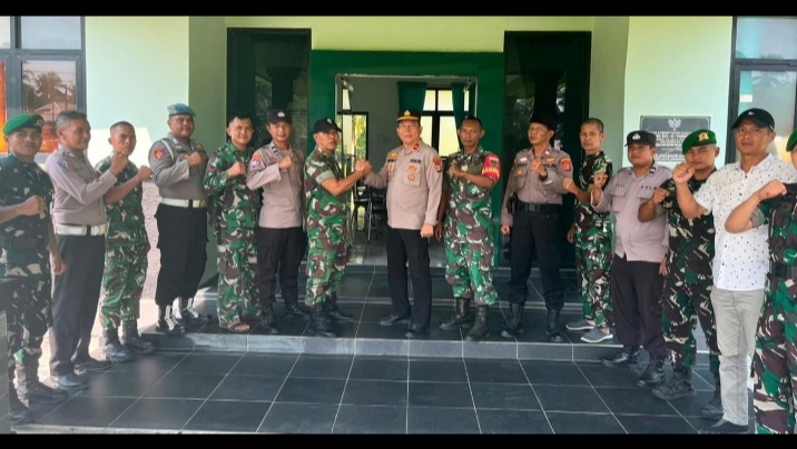 Perkuat Sinergitas Polsek Pesisir Tengah Polres Pesibar Silaturahmi Dengan Koramil 422-03