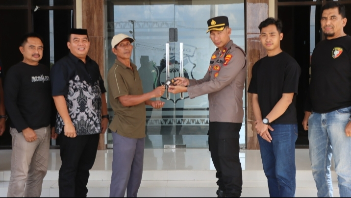 Takut Simpan Senpi Ilegal, Dua Warga Sukoharjo Serahkan Dua Pucuk Senpi Rakitan ke Polisi