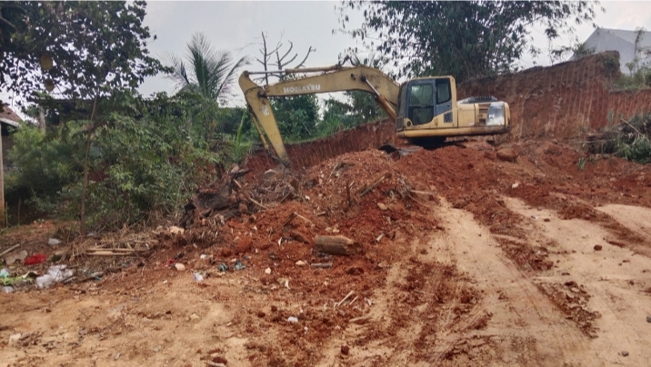Warga Keluhkan Debu dari Aktivitas Galian Tanah di Gunung Kacil, Jalan Aspal Berubah Menguning