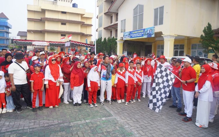 Bupati Pringsewu Lepas Peserta Jalan Sehat HUT Ke-81 Kemerdekaan RI