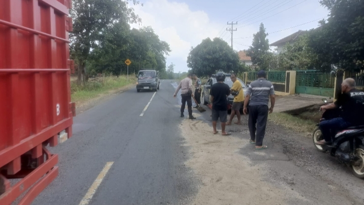 Polsek Gunung Labuhan Gerak Cepat Tangani Tumpahan Solar di Jalinsum, Cegah Kecelakaan Lalu Lintas