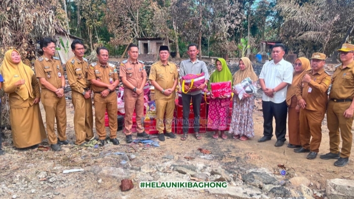 Bupati Pesibar Tinjau Lokasi Kebakaran Di Pekon Sukamarga Serahkan Bantuan Dan Sampaikan Dukacita Kepada Korban. 