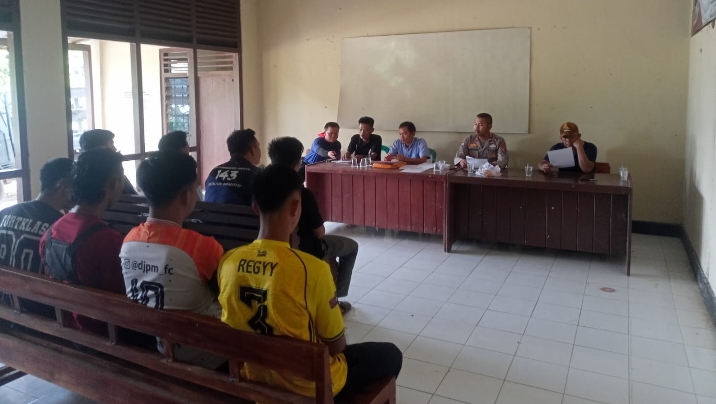 Turnamen Sepak Bola HUT RI ke-81, Polsek Kasui Sampaika Binluh Kepada Panitia dan Peserta