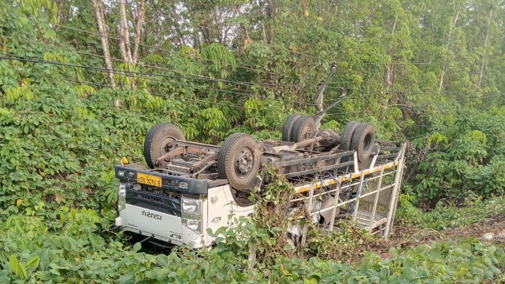 Fuso Angkut Sepeda Motor Terbalik di Tikungan PTP Way Kanan, Tiang Listrik Patah