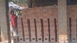 Karang Taruna Pagelaran Salurkan 4.000 Batu Bata untuk Warga Kedaung yang Rumahnya Roboh